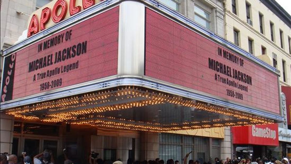 Varios seguidores de Michael Jackson se reúnen a las puertas del teatro Apollo en Nueva York (NY, EE.UU.), escenario que, a finales de los años sesenta, convirtió en estrella a un pequeño de once años, tras una histórica actuación como la voz líder de los Jackson Five. EFE