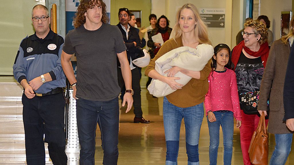 Carles Puyol y Vanesa Lorenzo presentan a la pequeña Manuela ante los medios