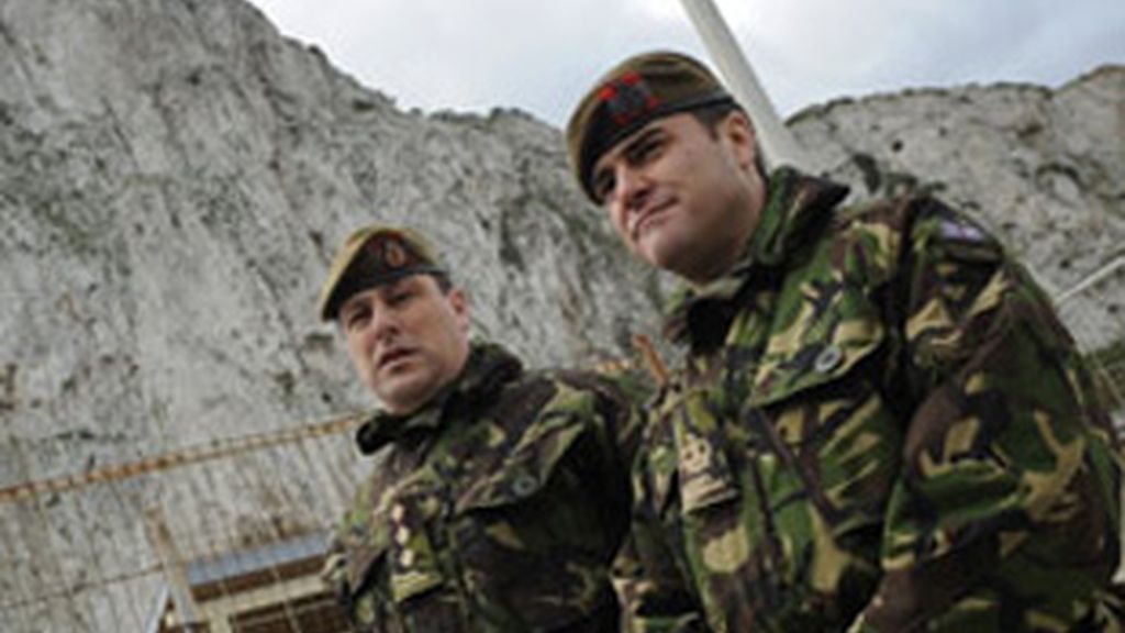 Agentes gibraltareños hicieron un registro en Cádiz por un robo. Foto: EFE Agentes gibraltareños hicieron un registro en Cádiz por un robo. Foto: EFE