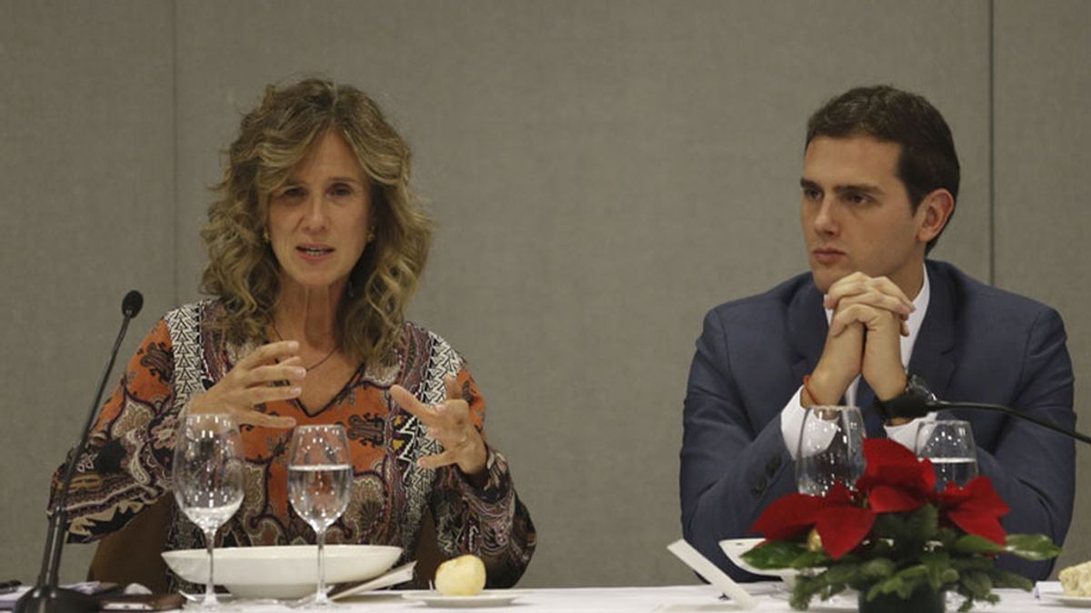 El presidente de Ciudadanos, Albert Rivera, junto a la empresaria y exministra socialista Cristina Garmendia, durante un almuerzo