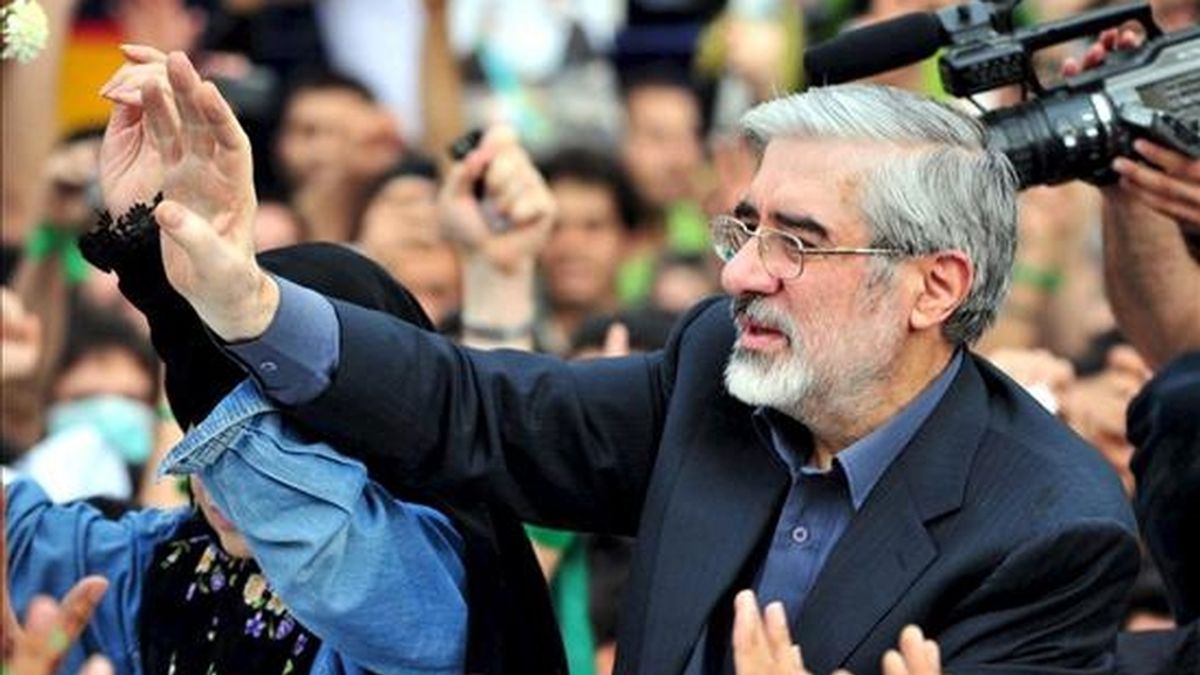 Foto cedida que muestra al líder opositor iraní Mir Husein Musavi durante una protesta en contra de los resultados electorales en Teherán, Irán, el pasado jueves. EFE