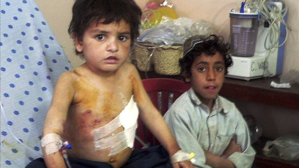 Un niño es atendido hoy en el hospital tras resultar herido en el atentado de ayer contra una comisaría de policía en Kandahar (Afganistán). Las autoridades afganas investigan hoy el ataque perpetrado ayer por un comando talibán contra la principal comisaría de la ciudad sureña de Kandahar, que causó la muerte de al menos 21 personas. EFE Un niño es atendido hoy en el hospital tras resultar herido en el atentado de ayer contra una comisaría de policía en Kandahar (Afganistán). Las autoridades afganas investigan hoy el ataque perpetrado ayer por un comando talibán contra la principal comisaría de la ciudad sureña de Kandahar, que causó la muerte de al menos 21 personas. EFE