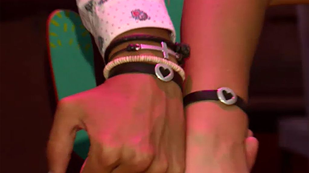 El pretendiente le regaló unas pulseritas muy especiales