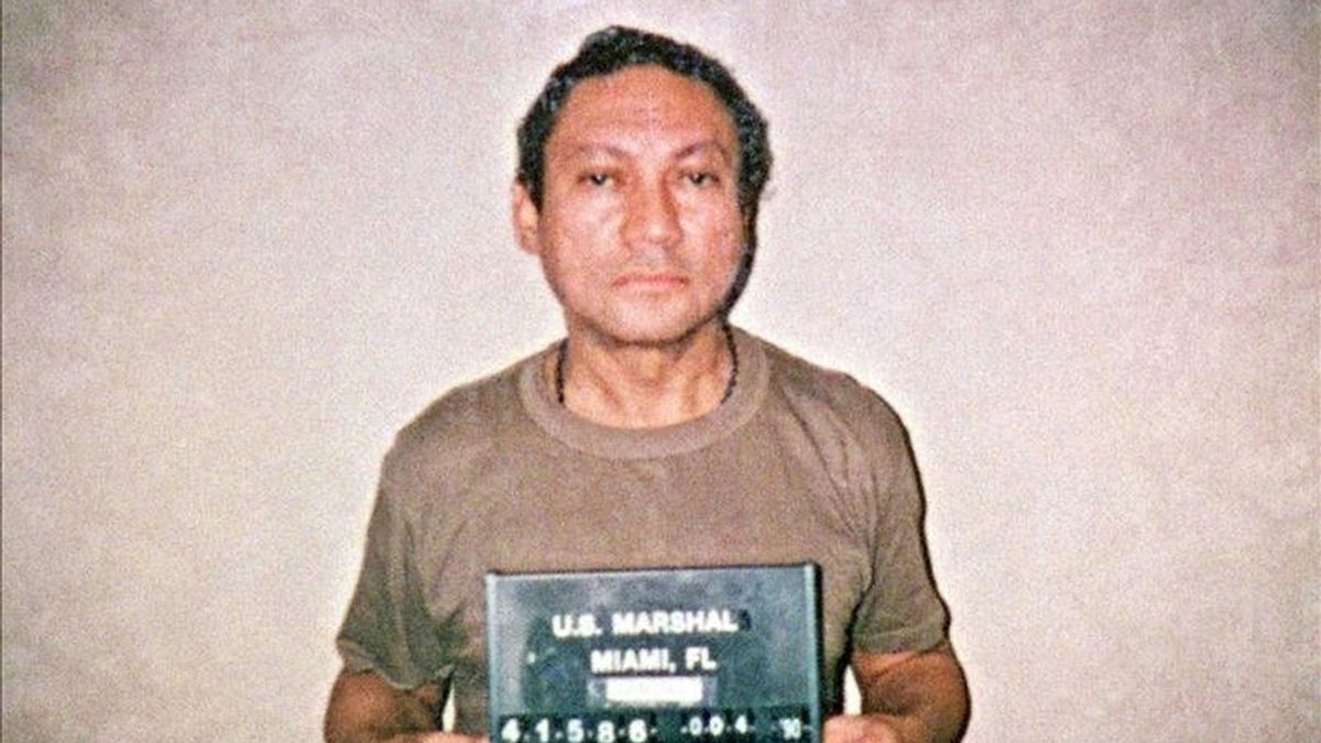 Fotografía del pasado 4 de enero de 1990 del ex general panameño Manuel Antonio Noriega sosteniendo su ficha policial. EFE/Archivo Fotografía del pasado 4 de enero de 1990 del ex general panameño Manuel Antonio Noriega sosteniendo su ficha policial. EFE/Archivo