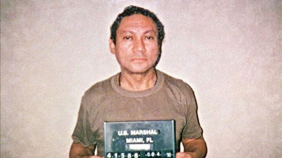 Fotografía del pasado 4 de enero de 1990 del ex general panameño Manuel Antonio Noriega sosteniendo su ficha policial. EFE/Archivo