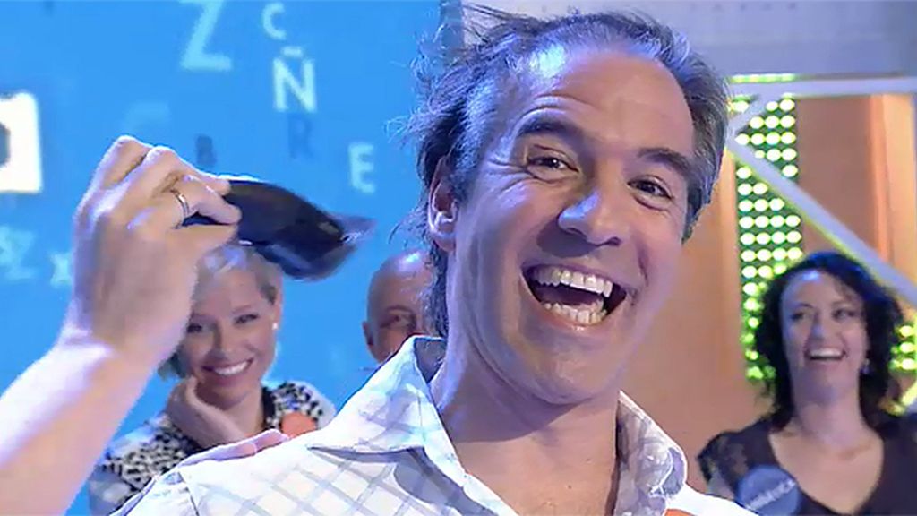 El concursante improvisa una canción de celebración