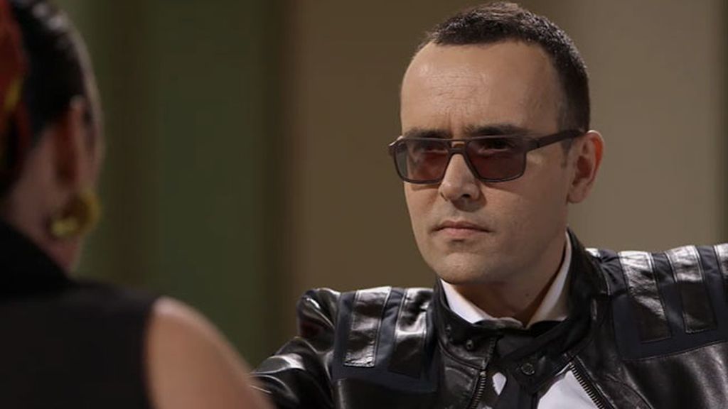 Rossy se ha sentado en un chester muy flamenco