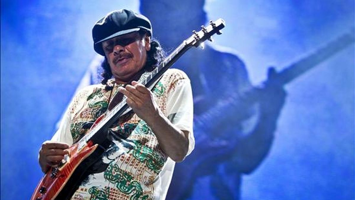 Carlos Santana, de 63 años, le propuso matrimonio a Cindy Blackman en medio de un concierto que dio en Chicago el 9 de julio después de que tocaran juntos uno de los temas más conocidos del músico latino, "Corazón espinado". EFE/Archivo
