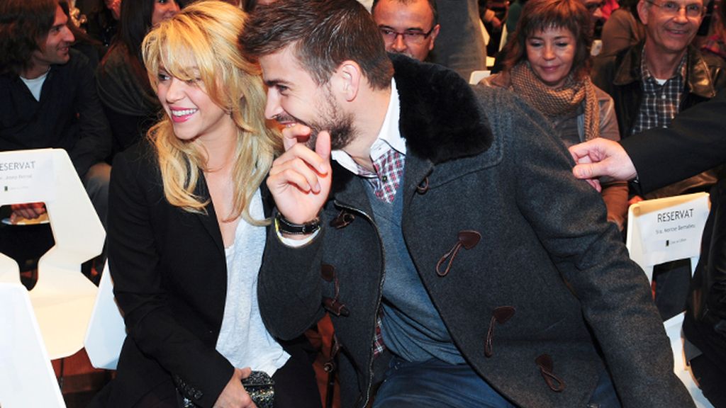 Gerard Piqué se lleva a Shakira a la presentación del libro de su padre