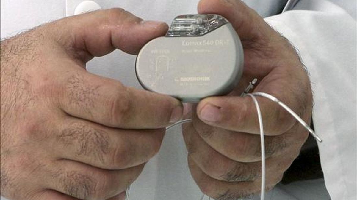 Un desfibrilador cardíaco presentado por el Hospital Clínico de Barcelona. EFE/Archivo