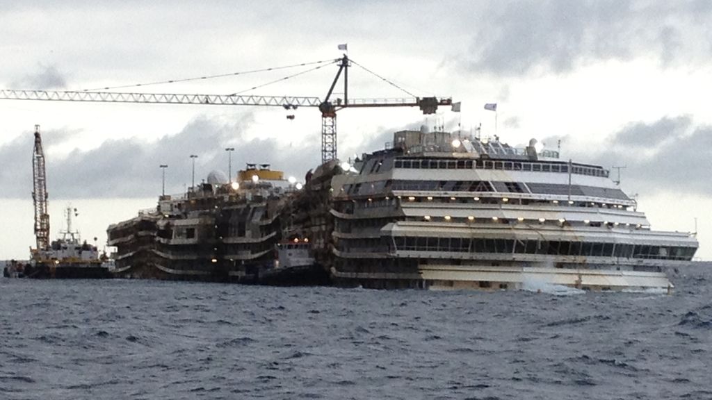 El Costa Concordia será remolcado a otra paya El Costa Concordia será remolcado a otra paya