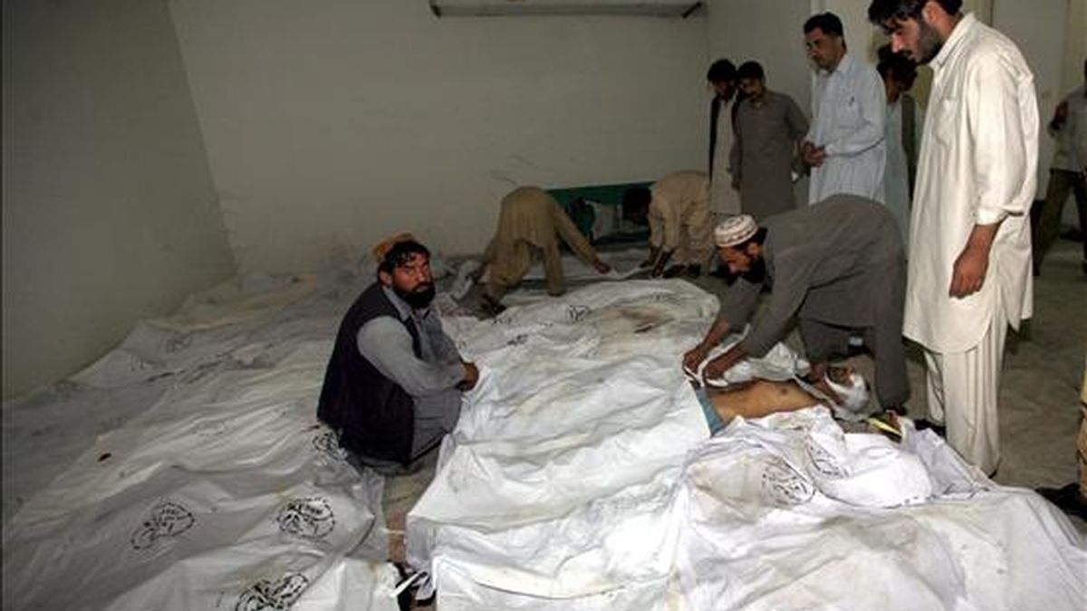 Los cadáveres de 50 personas halladas por las autoridades paquistaníes con síntomas de haber fallecido por asfixia en unos contenedores de carga con los que aparentemente querían entrar de forma ilegal en Europa. EFE