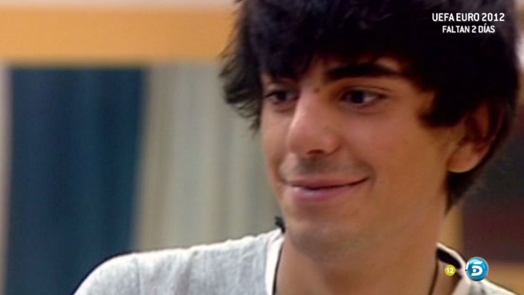 Dani disfrutó de lo lindo masajeando la espalda de Mary Joy