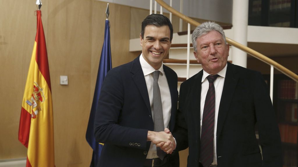 Pedro Sánchez se entrevista con Pedro Quevedo durante la ronda de consultas para su investidura