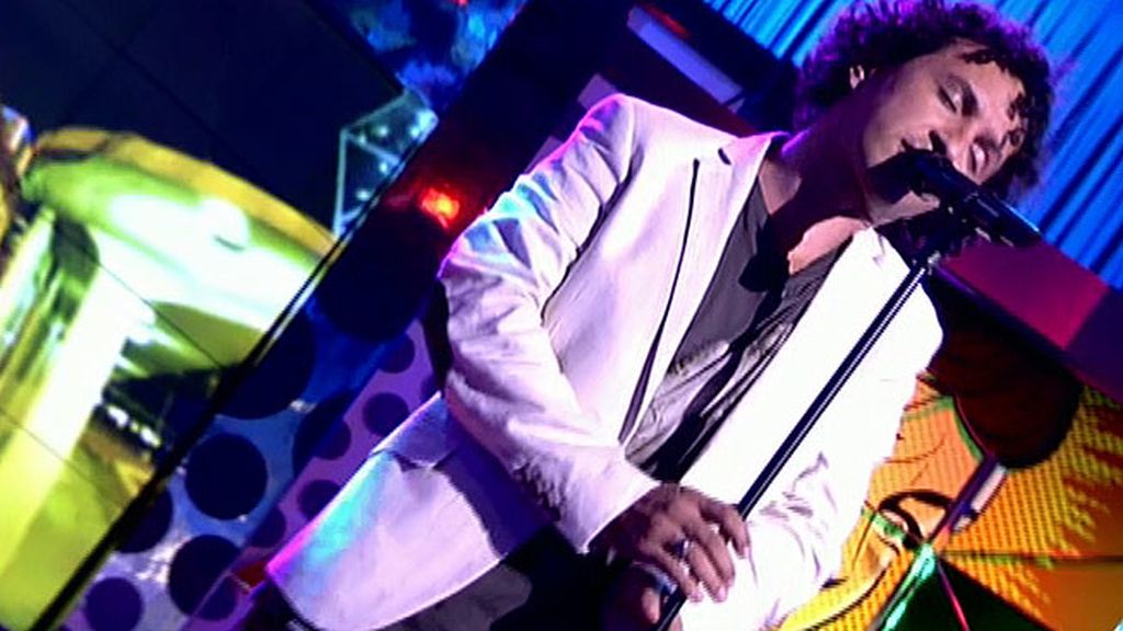 El artista de 'La Voz' canta en 'Sálvame'