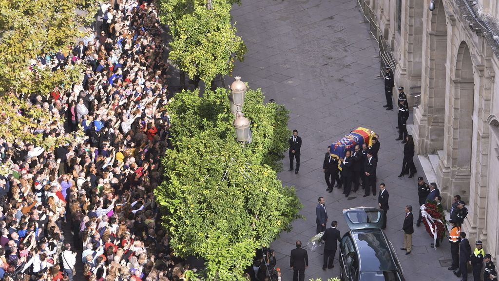 El féretro de la duquesa de Alba recorre las calles de Sevilla