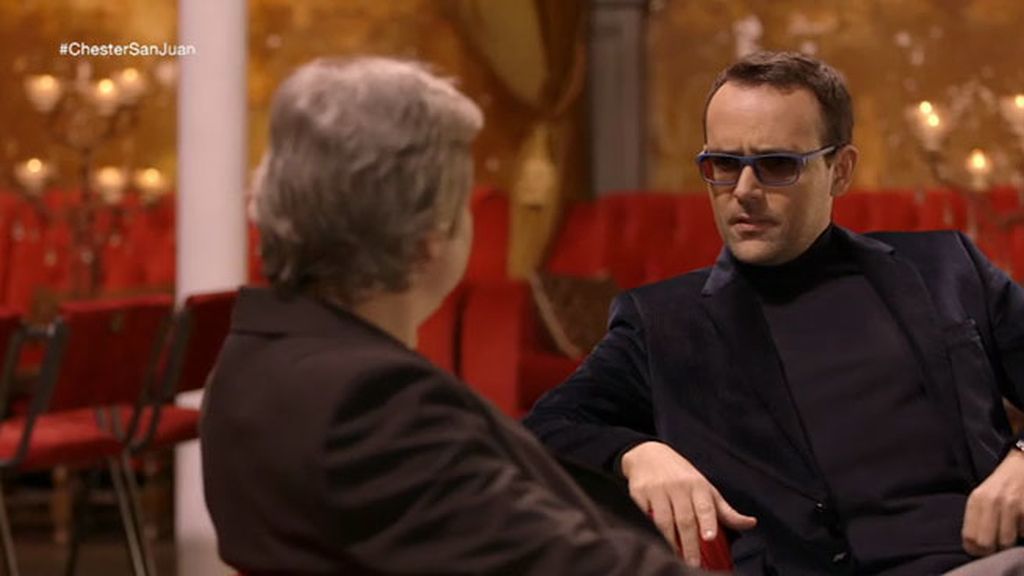 El actor se sienta en el chester