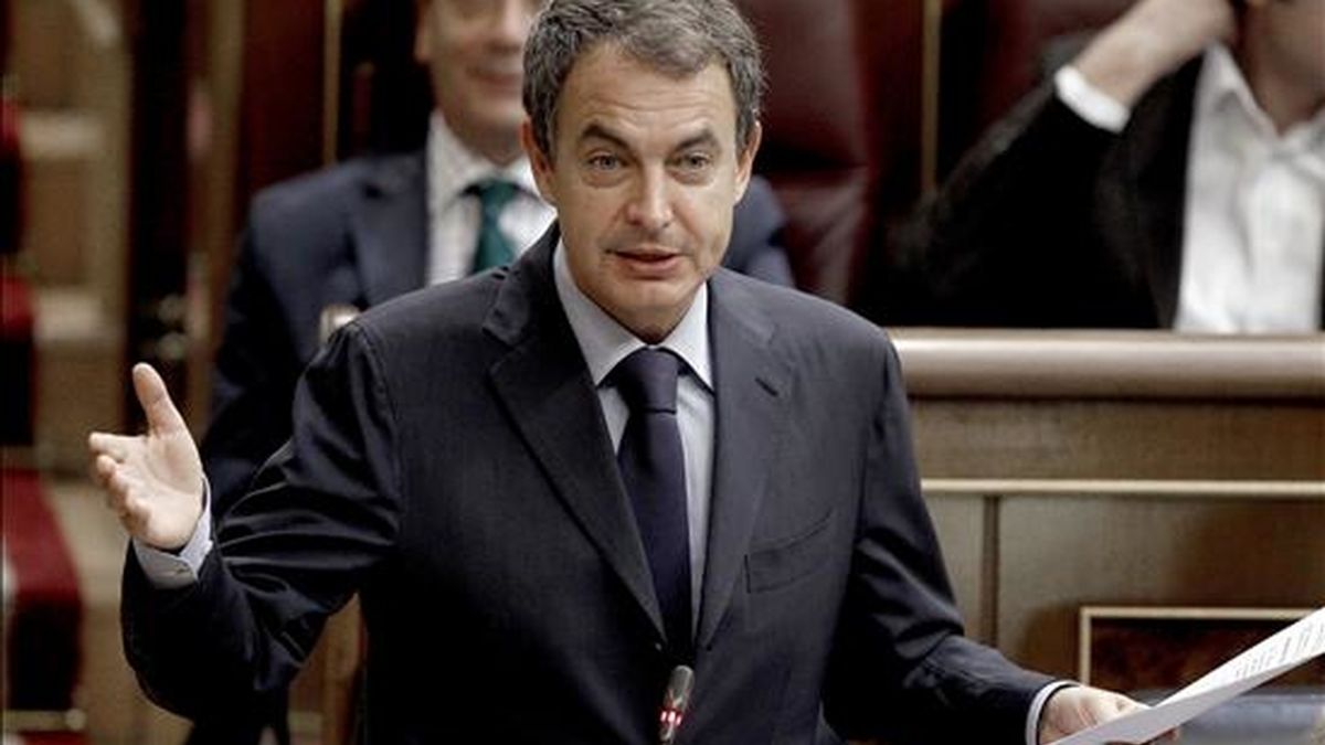 El presidente del Gobierno, José Luis Rodríguez Zapatero, durante una de sus intervenciones en la sesión de control en el Congreso, en la que se trata, entre otros asuntos, sobre los resultados de la política educativa del ejecutivo y el proyecto de ley de seguridad alimentaria. EFE