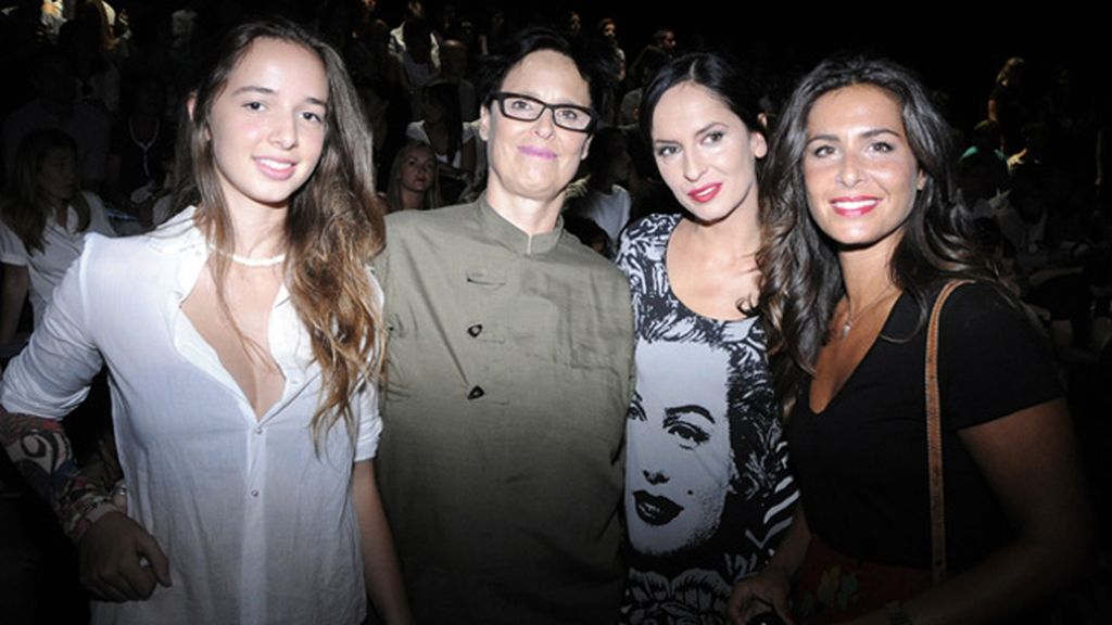 Lucía Dominguín y sus hijas junto a Nuria Roca