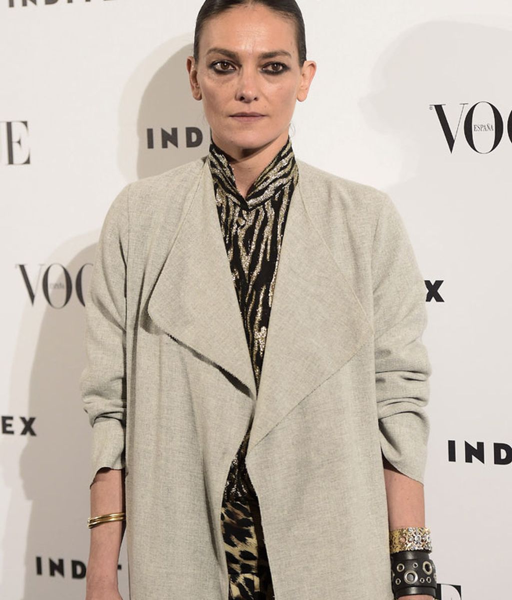 La modelo acompañó su look con un trench oversize