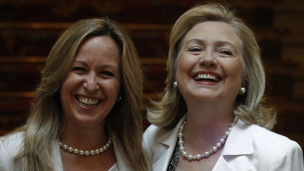 La ministra de Exteriores española Trinidad Jimenez sonríe junto a la Secretaria de Estado de EEUU Hillary Clinton en Madrid