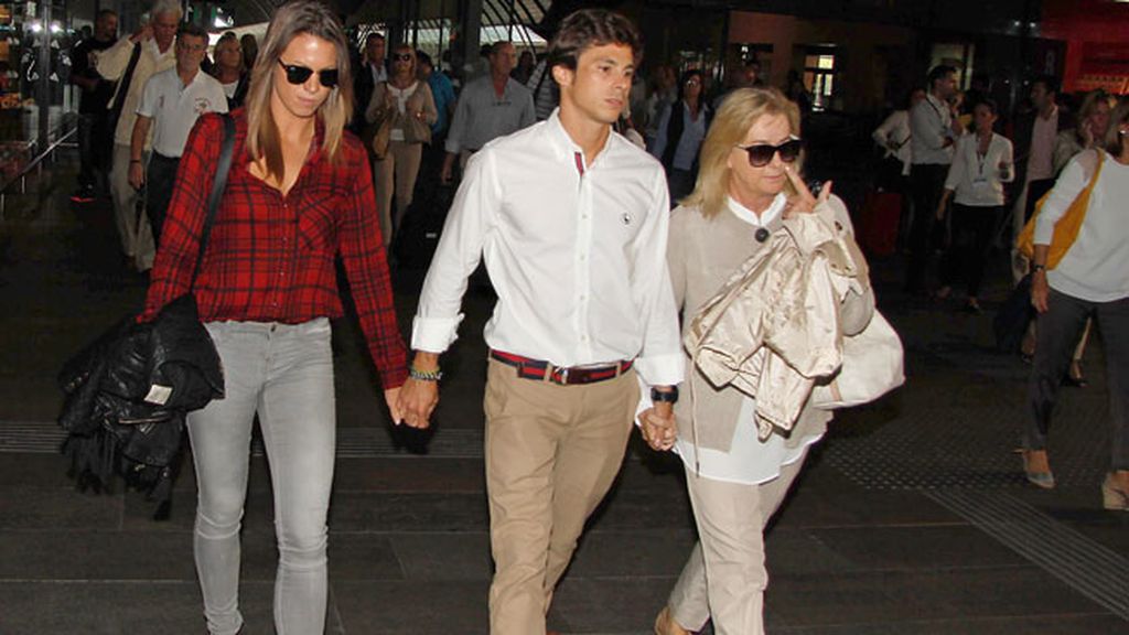 La madre y el marido de María, llegan a Sevilla