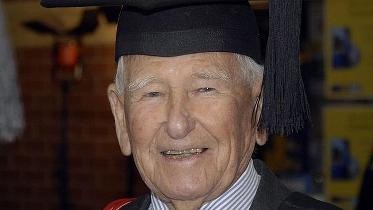 El graduado más viejo del mundo (EFE) El graduado más viejo del mundo (EFE)