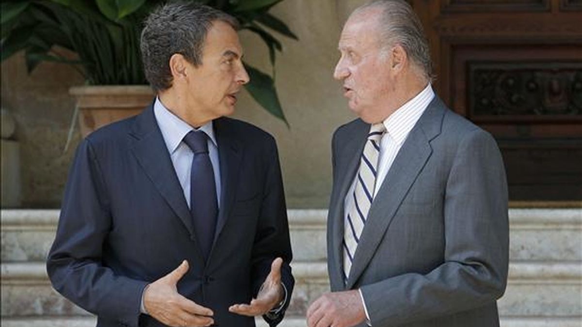 El presidente del Gobierno, José Luis Rodríguez Zapatero (i), conversa con el Rey Juan Carlos, a su llegada al Palacio de Marivent para mantener el primero de los dos despachos que celebran tradicionalmente cada año en la residencia veraniega de los Reyes. EFE