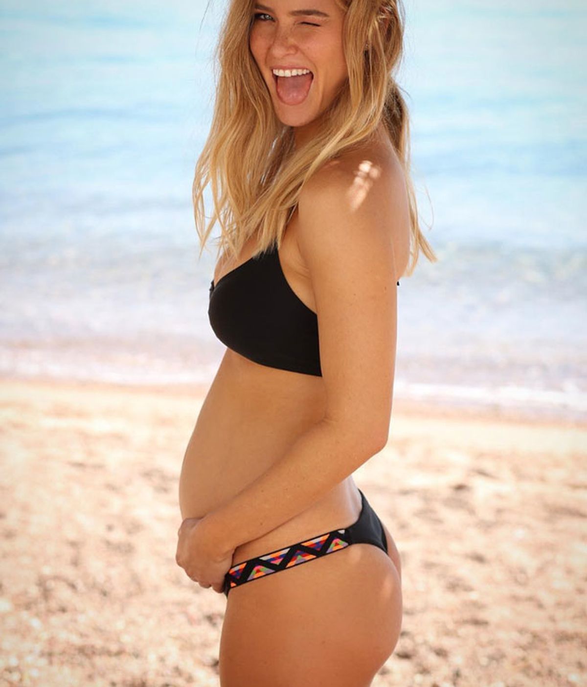 Bar Refaeli lanza una nueva colección de bikinis embarazada