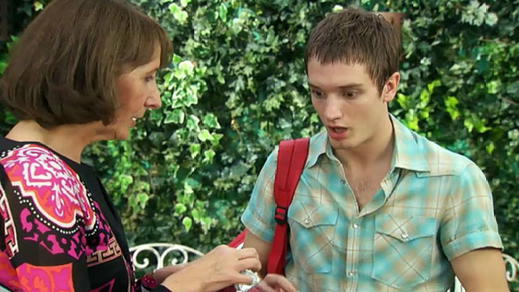 Su abuela ejerce como celestina, pero Jacobo no consigue su objetivo