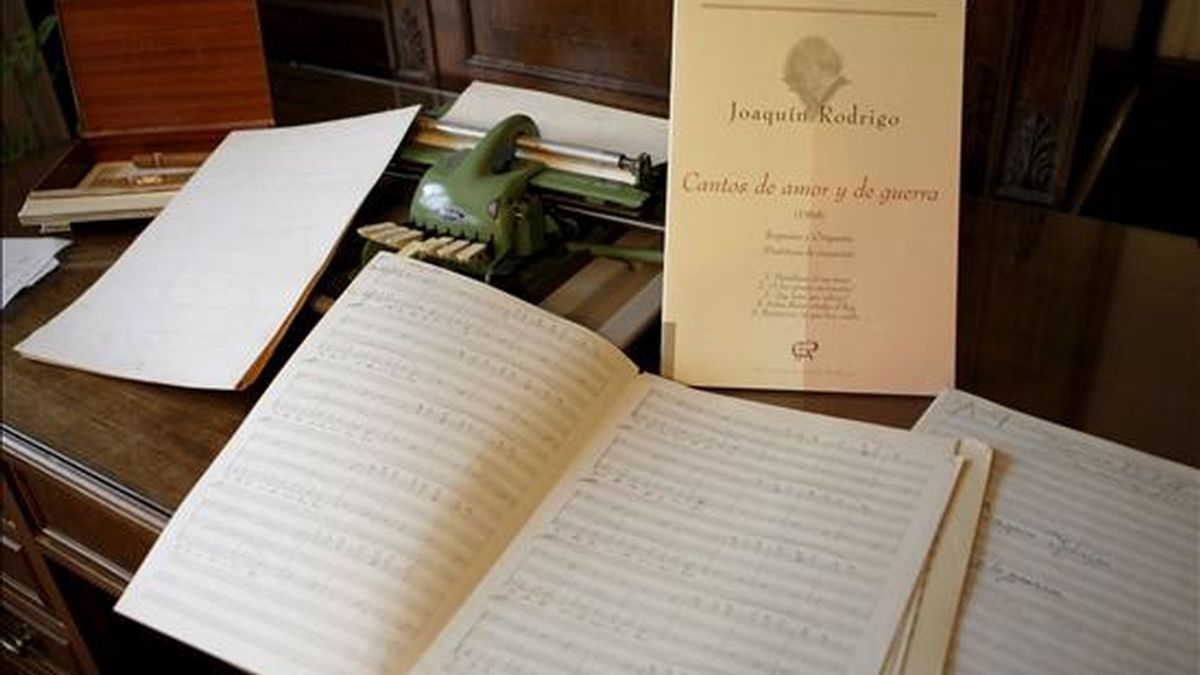 Partituras y la maquina de escribir braile del compositor Joaquin Rodrigo, autor de "El concierto de Aranjuez", el compositor español más programado en el extranjero y que escribía en braille sus partituras antes de dictarlas al copista, nota a nota. EFE/Archivo