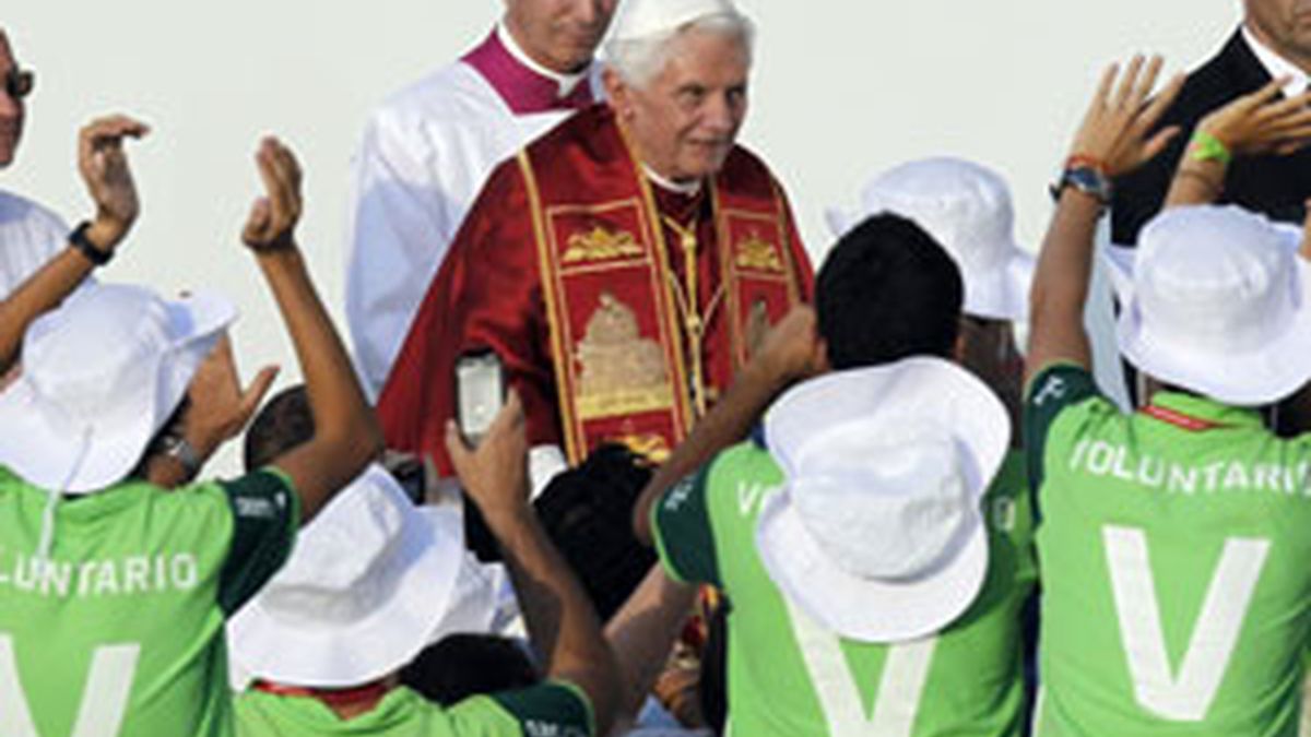 El papa Benedicto XVI es recibido por los peregrinos y voluntarios FOTO: EFE