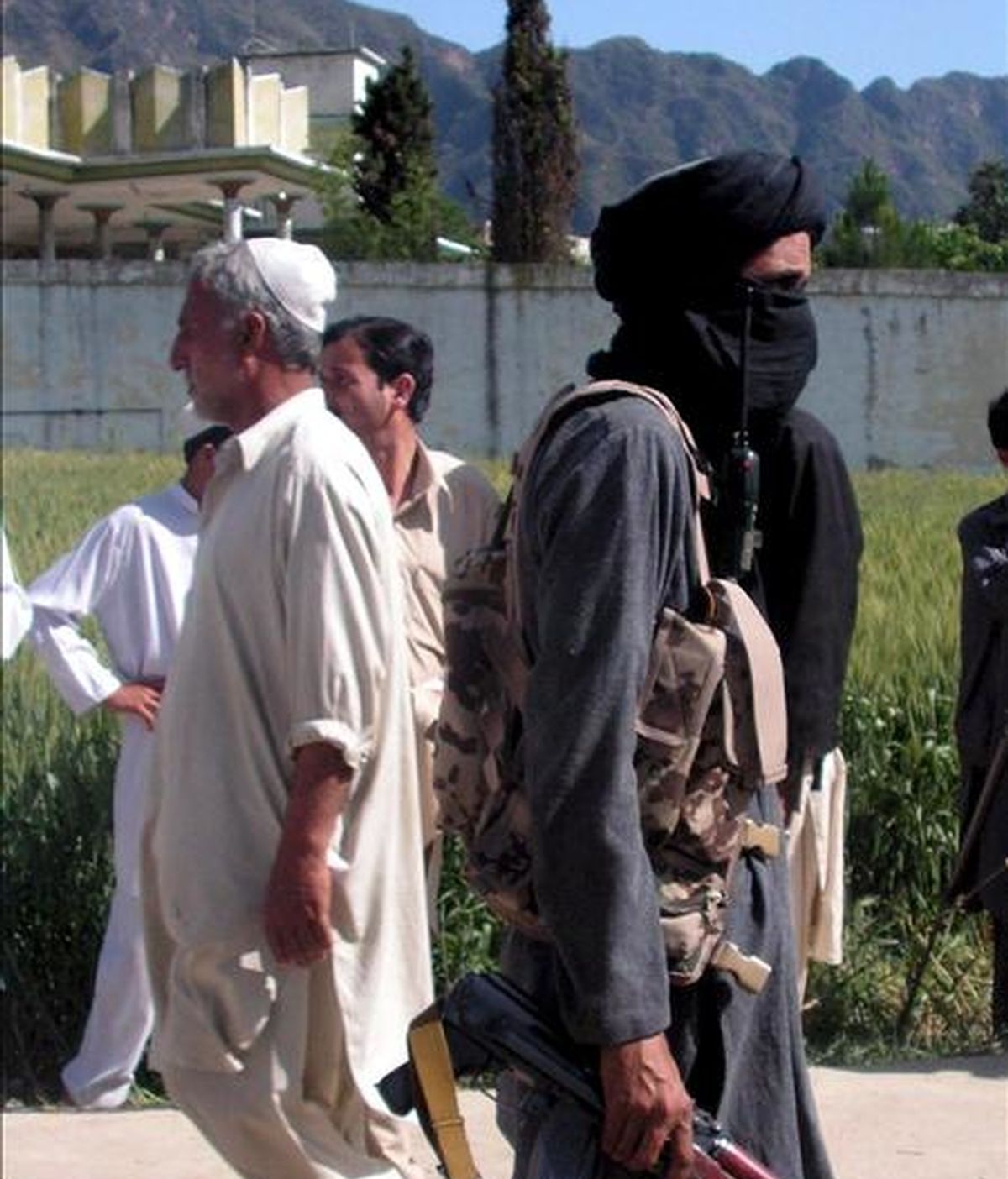 Un talibán paquistaní armado en el distrito de Buner, próximo al valle Swat. EFE