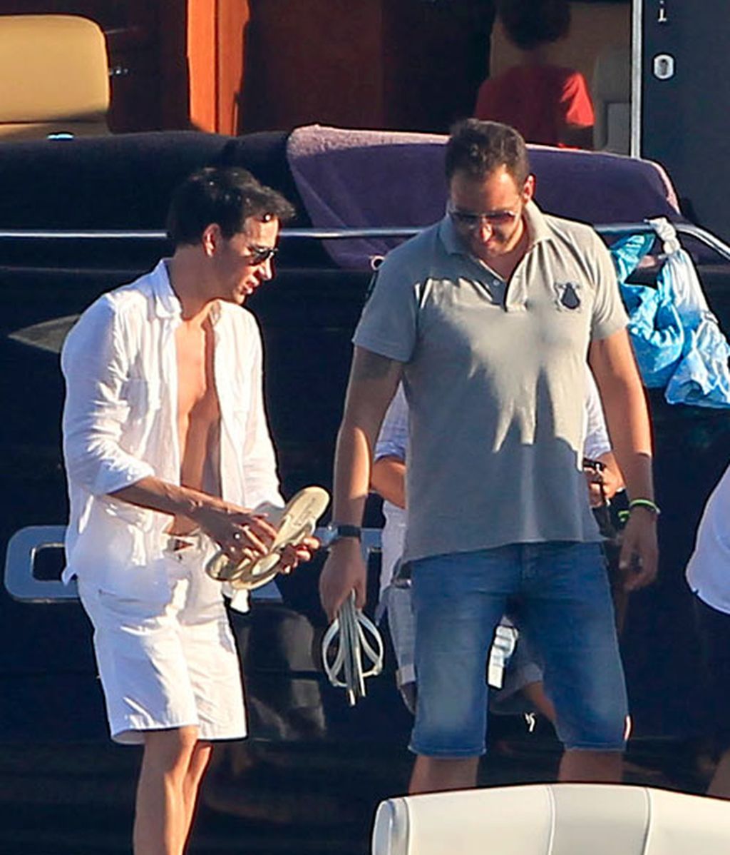 David Meca enseña a chapotear a Blanca Cuesta y Borja Thyssen