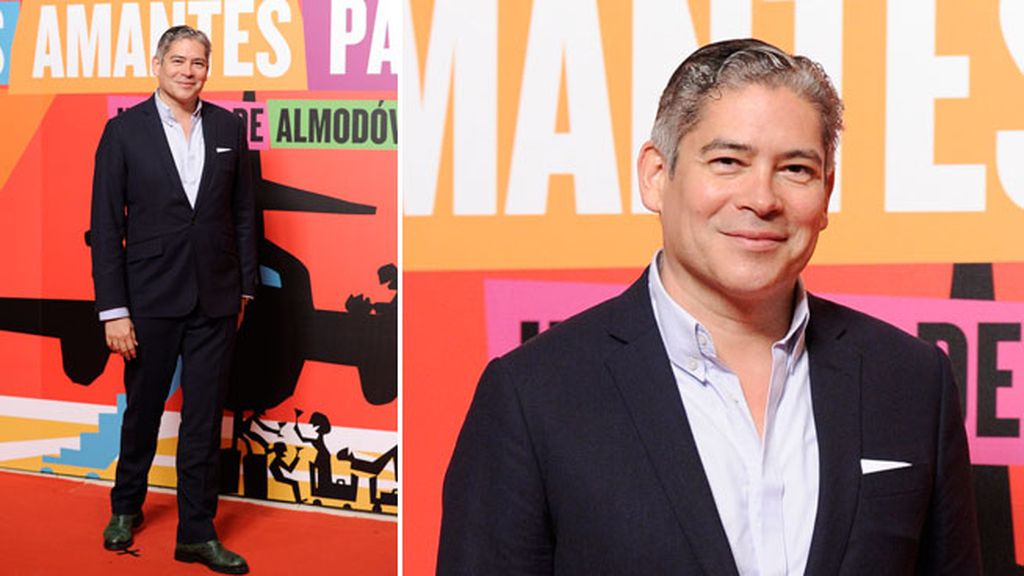 Boris Izaguirre, con camisa y traje azul marino