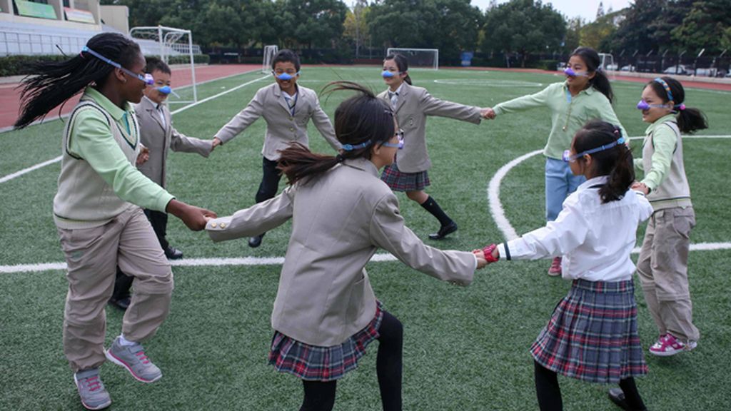 Niños con máscaras nasales por la contaminación en Shangai