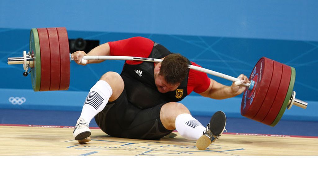 El levantador alemán Matthias Steiner, agobiado por 200 kilos