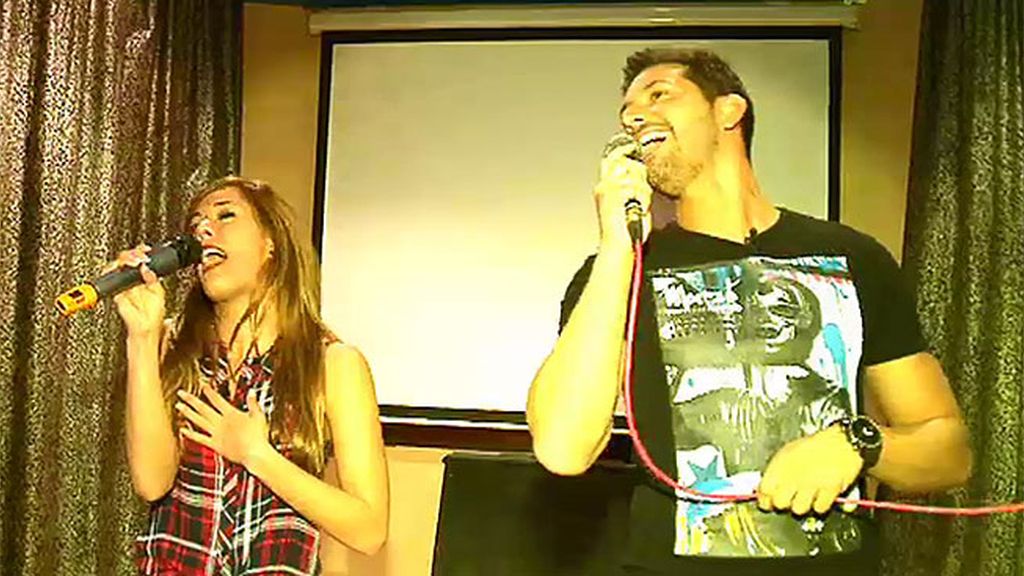 Risas, bailes y canciones en el karaoke