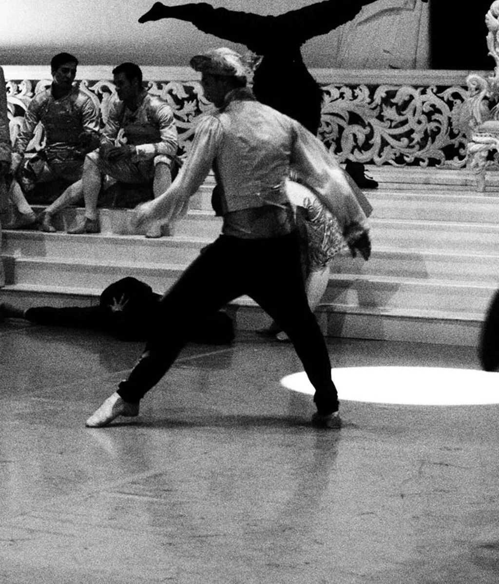 Así calientan los bailarines de Duato antes del ensayo general de 'La Bella Durmiente'