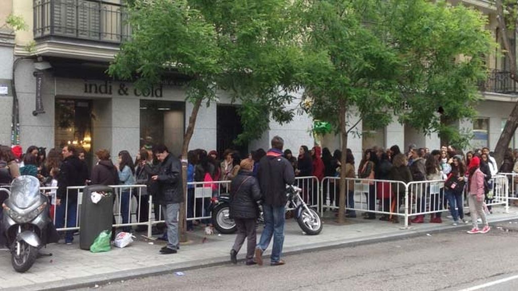 Locura a las puertas de la nueva tienda de ‘One Direction’ en Madrid