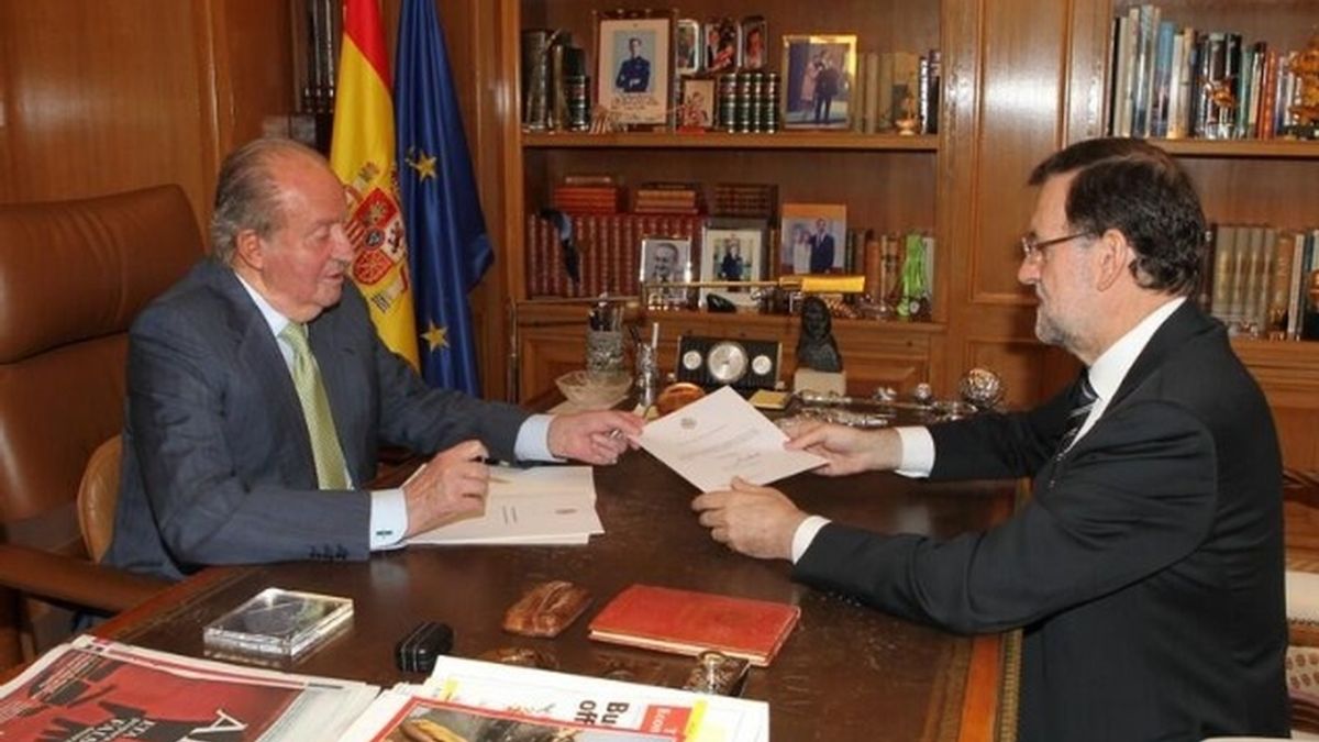 El Rey anuncia su abdicación a Rajoy