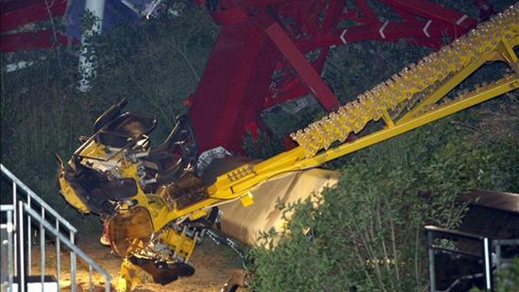 Estado en el que quedó uno de los brazos articulados de "El Péndulo", del Tibidabo de Barcelona, donde una menor de 15 años falleció este sábado y otras tres personas, también menores, resultaron heridas después de caerse una de las partes de la atracción. EFE