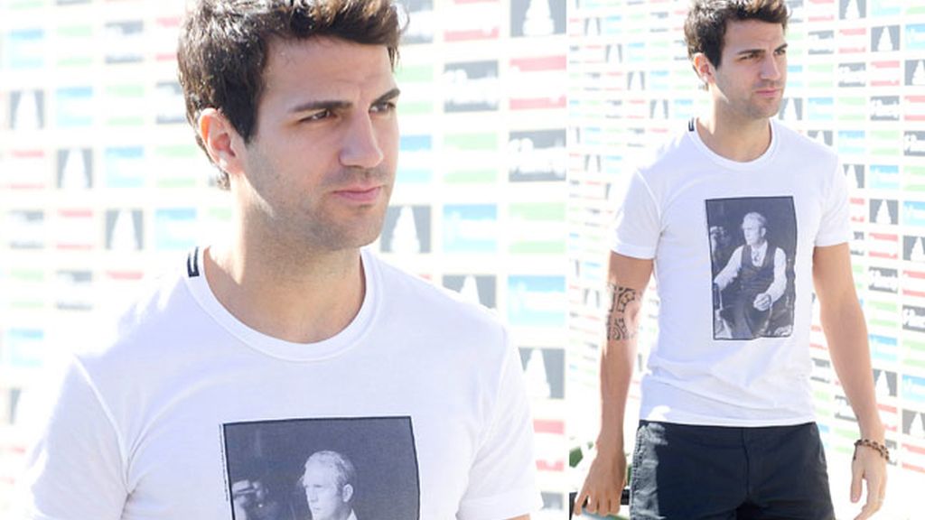 Cesc pone la nota intelectual y reto con su camiseta