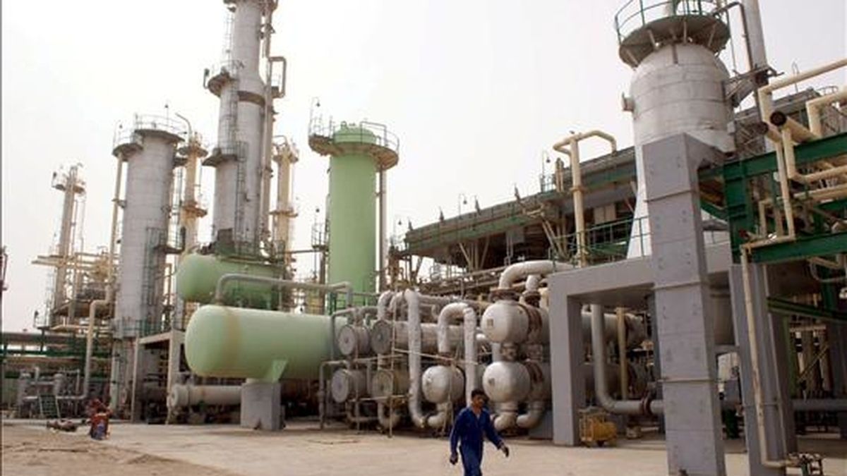 En la imagen, una refinería de petróleo ubicada al norte del Golfo Árabe cerca de la ciudad costera de Umm Quasar en la provincia de Basora, Irak. EFE/Archivo