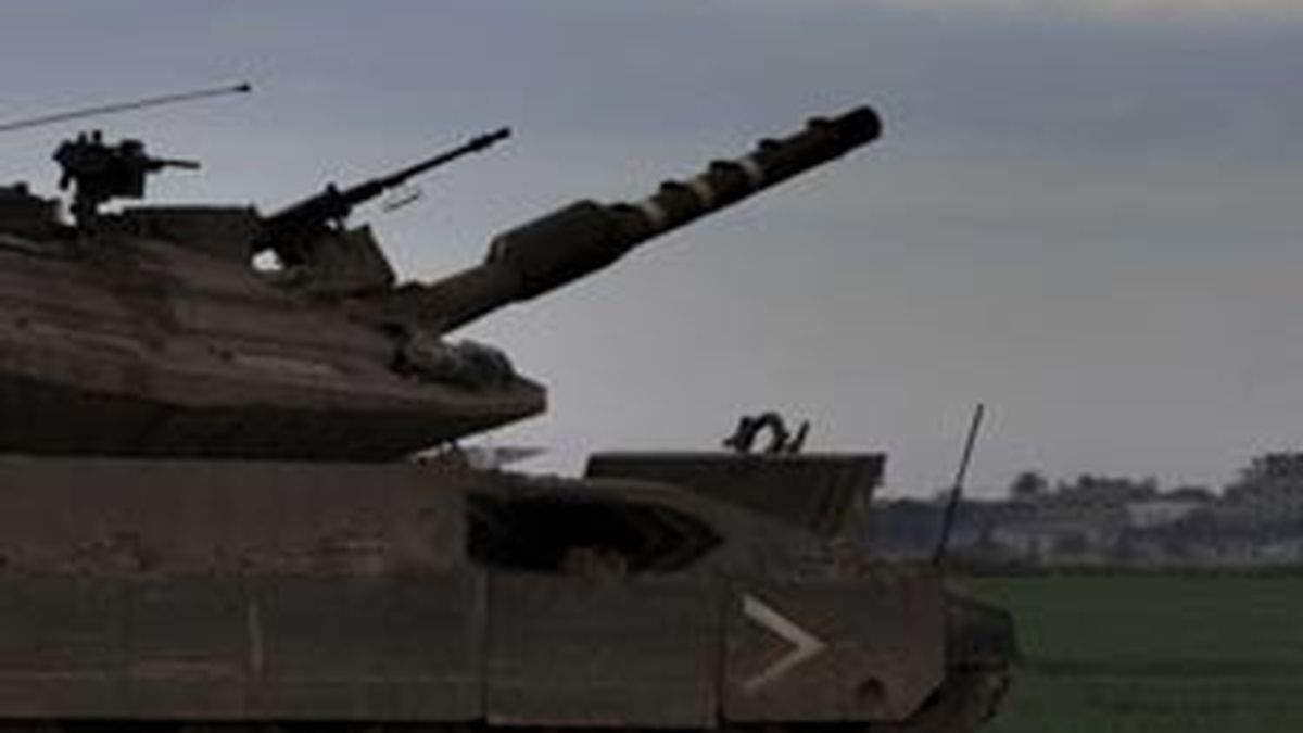 Tanques israelíes se desplazan a una zona de combate cercana a la frontera entre Israel y la Franja de Gaza. Foto: EFE