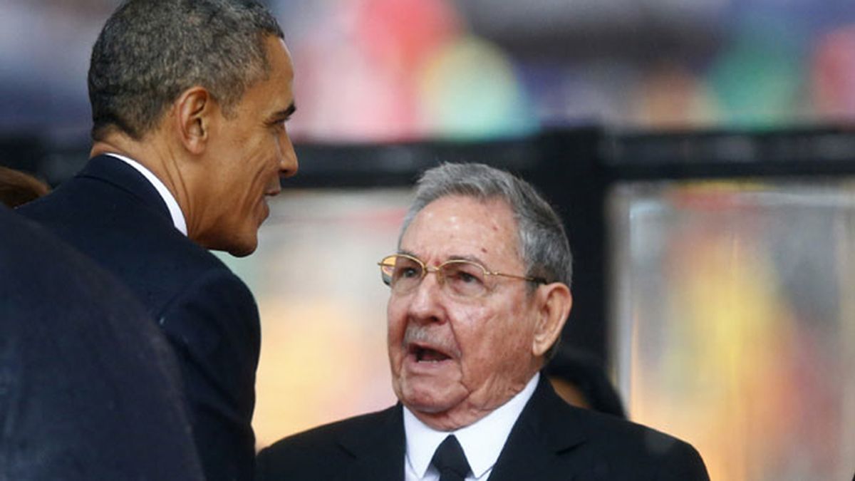 Saludo histórico entre Obama y Raúl Castro