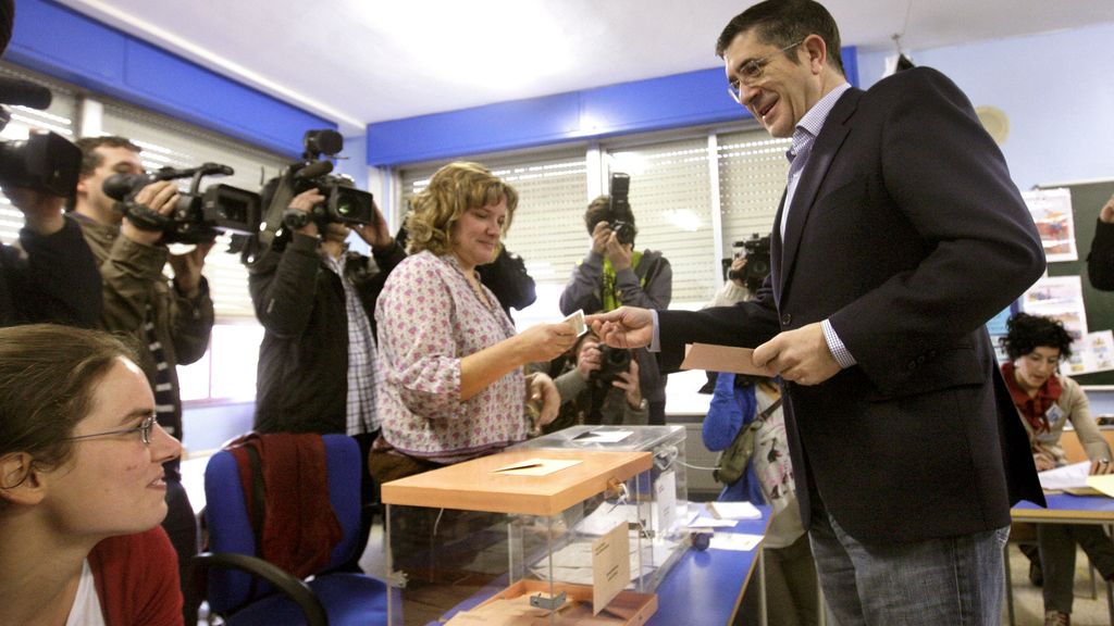 Patxi López acude a votar
