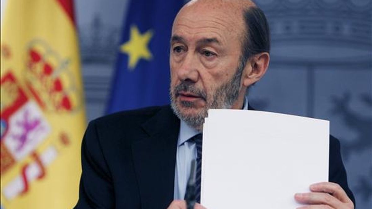 El vicepresidente primero del Gobierno y ministro del Interior, Alfredo Pérez Rubalcaba, durante la rueda de prensa que ofreció esta tarde en el Palacio de la Moncloa, en la que aseguró que ya están trabajando alrededor del 90 por ciento de los controladores y que no volverá a haber problemas en los aeropuertos en Navidades ni después, y aseveró que el Ejecutivo está firmemente comprometido a impedir que una minoría como los controladores ponga en jaque el interés general. EFE