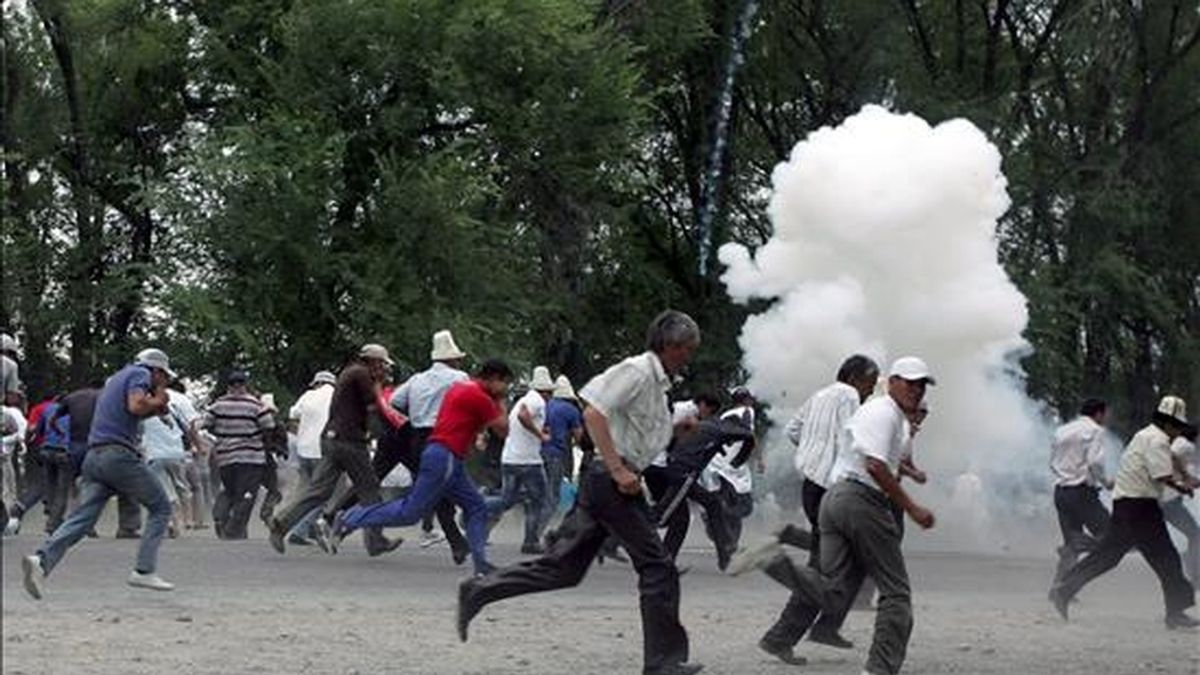 Partidarios del emprsario y político Urmat Baryktabásov huyendo de los gases lacrimógenos lanzados por la Policía en Kirg-Shelk, a 16 kilómetros de Biskek, este jueves. EFE