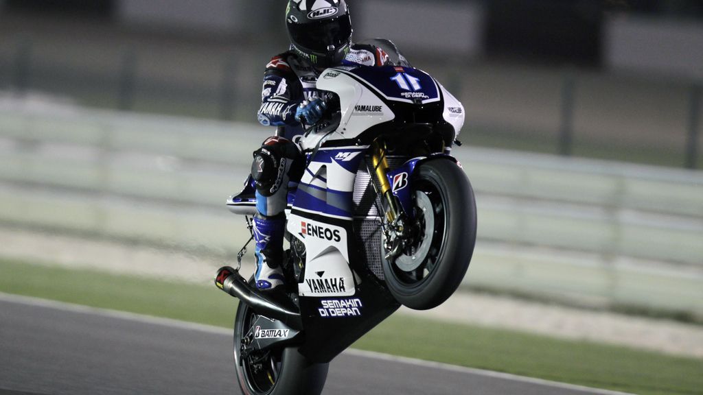 Ben Spies levanta su Yamaha al salir de una curva